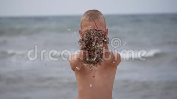 海滩暑假孩子的情绪这孩子在风中发育成了一个小视频的预览图