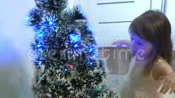 孩子们在孩子们的房间里玩圣诞树美丽的人造圣诞树快乐的童年概念小型视频的预览图