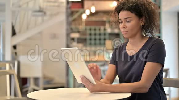 青年非洲妇女在咖啡厅桌上的在线视频聊天视频的预览图