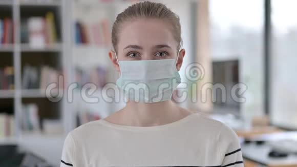 戴防护面罩的年轻女子肖像视频的预览图