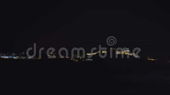夜晚远离大海的城市灯火视频的预览图