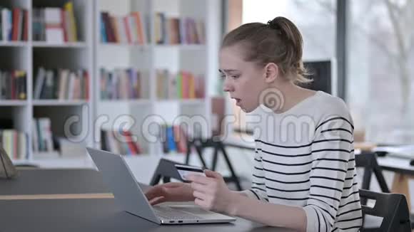 图书馆青年女子笔记本电脑网上缴费不成功视频的预览图