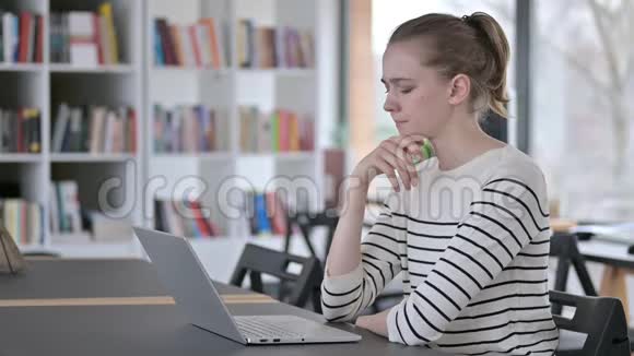 图书馆使用笔记本电脑的女强人视频的预览图