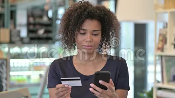 非洲妇女在智能手机上的在线支付画像视频的预览图