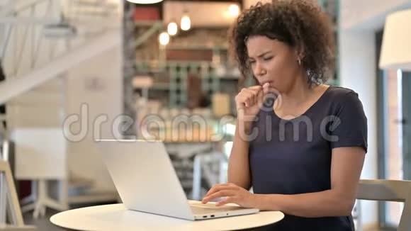 咖啡屋用手提咳嗽的年轻非洲妇女视频的预览图