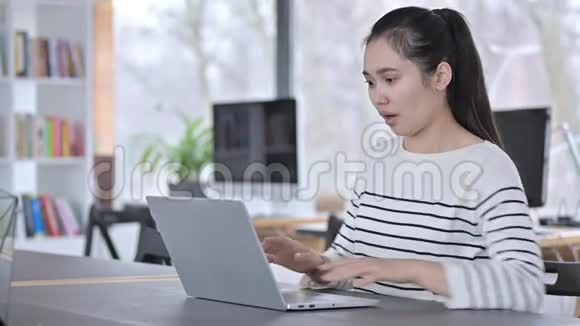 亚洲青年女子图书馆手提电脑庆祝活动视频的预览图