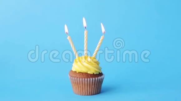 有三支燃烧的蜡烛的生日蛋糕视频的预览图