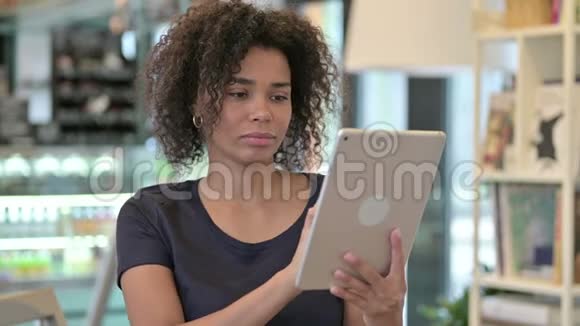 非洲青年妇女对平板电脑损失的反应视频的预览图