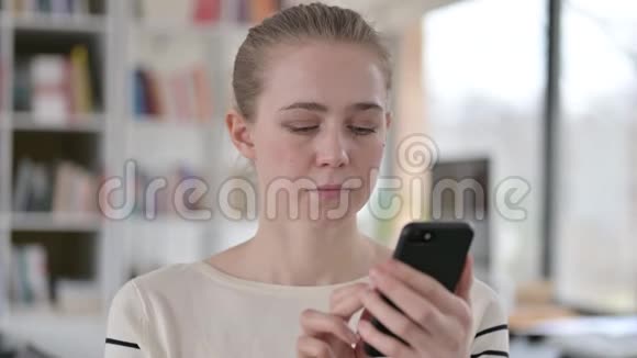 青年妇女使用智能手机的画像视频的预览图