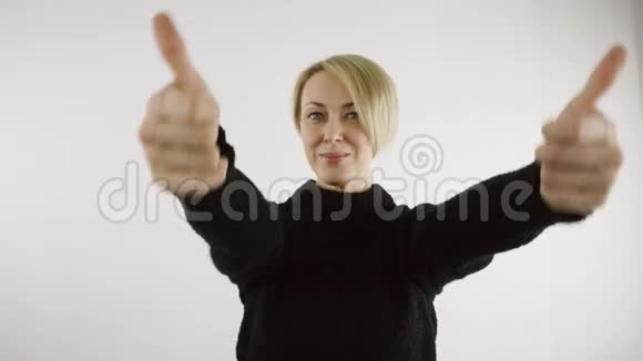 快乐的中年白种人金发的短发女人用双手对白种人竖起大拇指视频的预览图