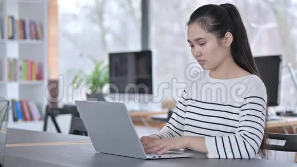 年轻亚洲妇女对办公室笔记本电脑丢失的反应视频的预览图