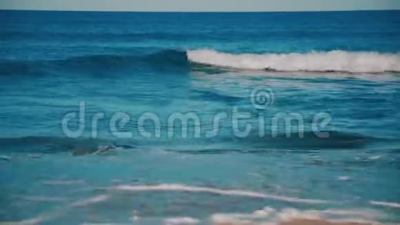 海滩上的海水波涛汹涌视频的预览图