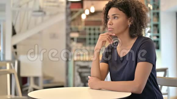 女青年在咖啡厅思考视频的预览图