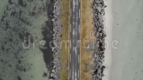 海上空旷道路鸟瞰图视频的预览图