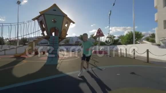 男孩在操场迷宫里跑步视频的预览图