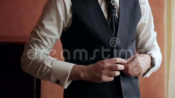 时尚男士连衣裙西装和背心视频的预览图