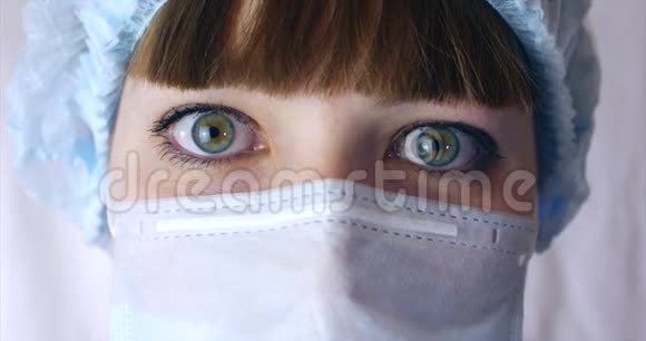 特写女外科医生的肖像带面罩的医生准备在医院或诊所手术医生眼睛视频的预览图