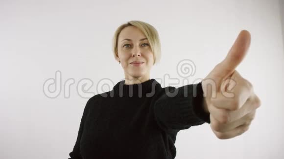 成年白种人金发碧眼的白种人在明亮的室内用拇指做手势女人视频的预览图