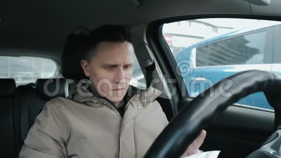 一个男人在车里戴着医疗面具视频的预览图