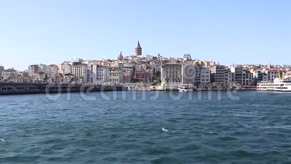 漂浮在伊斯坦布尔的博斯普鲁斯加拉塔的船只视频的预览图