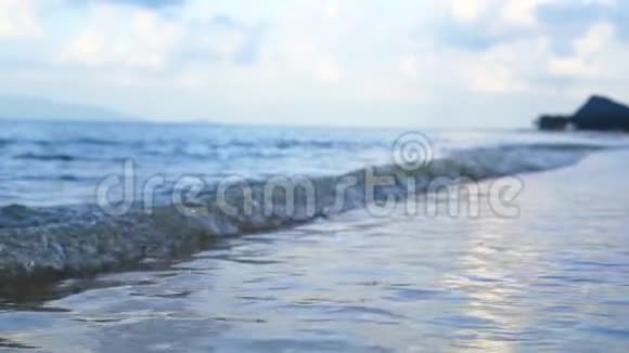 潮海浪在岸边视频的预览图