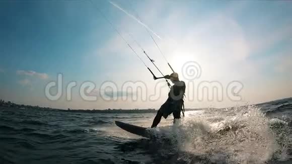 一个人在用飞溅的风筝板视频的预览图