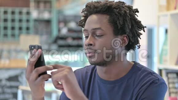 非洲人使用智能手机的画像视频的预览图
