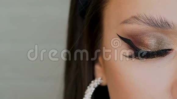 迷人明亮的眼妆女人眼睛特写视频的预览图