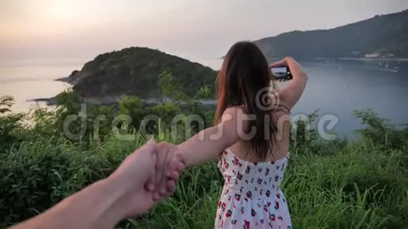 在美丽的景观背景上特写迷人的女人的肖像女性在山顶拍摄日落视频的预览图