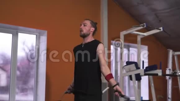 无体力运动与跳跃跳绳运动在一个荒厂硬心健身房视频的预览图