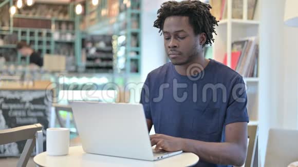 在咖啡厅工作的非洲男人视频的预览图