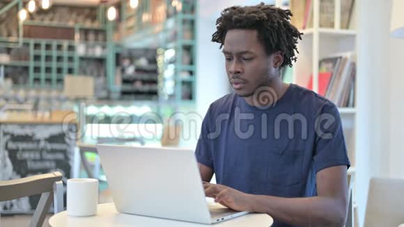 咖啡屋内Upset非洲男子丢失笔记本电脑视频的预览图