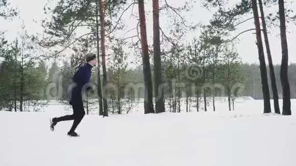 在三项全能运动前锻炼运动服的人冬季运动概念视频的预览图