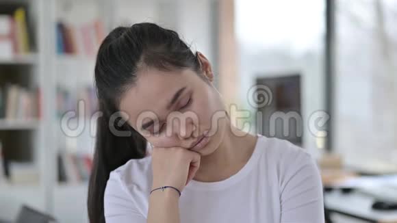 疲惫的亚洲青年妇女午睡画像视频的预览图