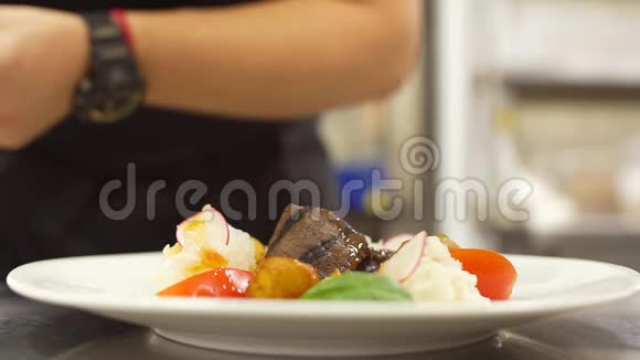 厨师在餐馆做沙拉视频的预览图