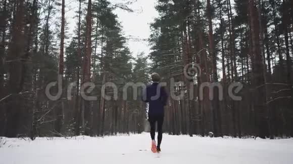 在铁人三项赛前穿运动服装的跑步男子冬季运动概念视频的预览图