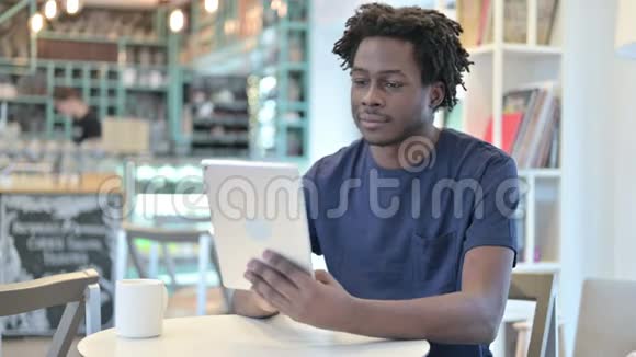 快乐的非洲男人在咖啡屋的桌上聊天视频的预览图