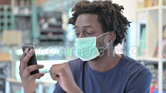非洲人用智能手机面罩的肖像视频的预览图