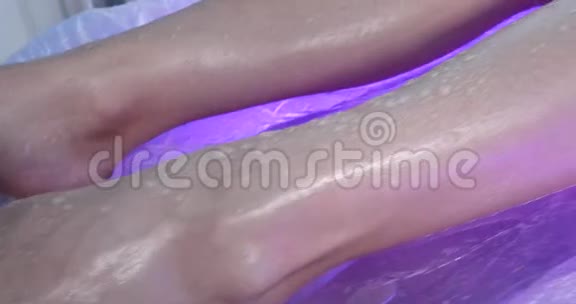 带水滴在水疗中心的女性脚视频的预览图