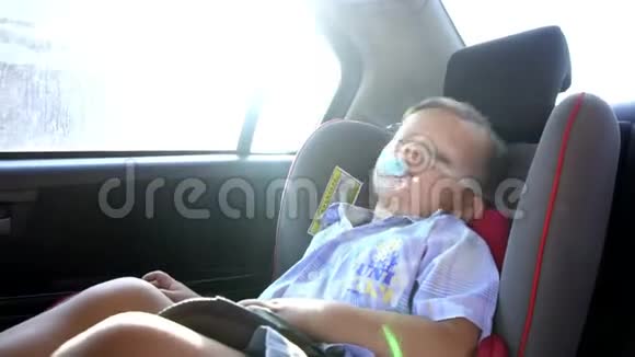 男孩坐在孩子汽车座椅上视频的预览图