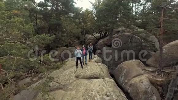 在岩石上的旅行者视频的预览图
