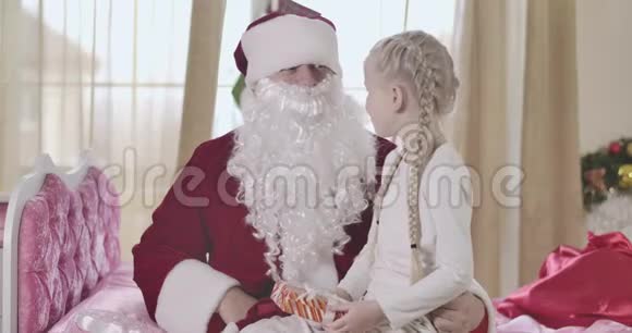 开朗的白种人金发女孩摘下父亲假胡子女儿透露了一个有胡子男人的秘密视频的预览图