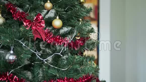 圣诞树上快乐微笑的男人手挂球特写镜头视频的预览图