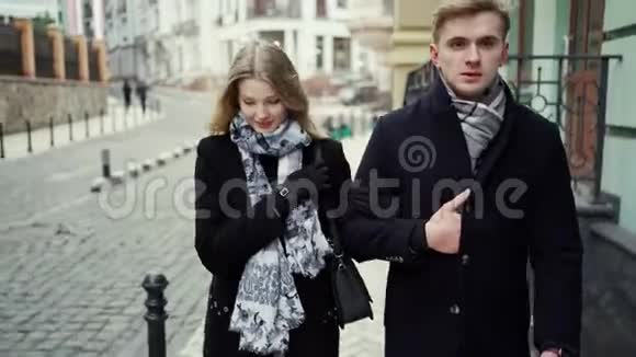 优雅美丽的金发美女夫妇走在城市的街道上微笑着亲吻着对方视频的预览图