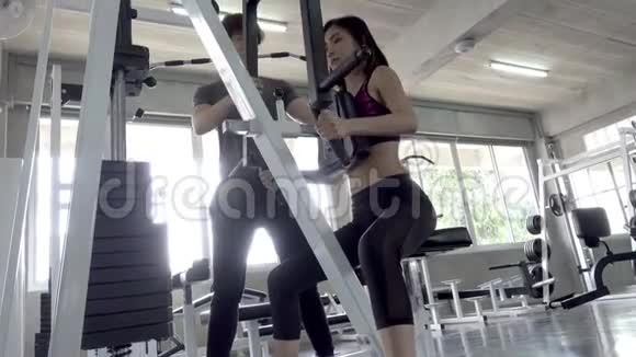 教练正在和一个穿运动服的健身女孩一起健身视频的预览图
