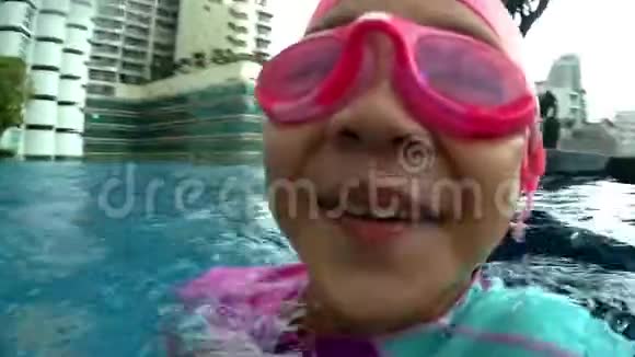 女孩在游泳池的水下游泳和潜水视频的预览图