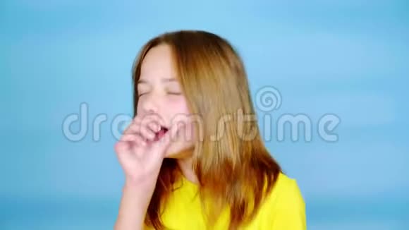 穿黄色T恤的少女咳嗽得厉害用手捂住了嘴视频的预览图
