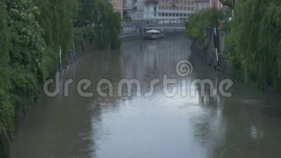 卢布尔雅那的雨天视频的预览图