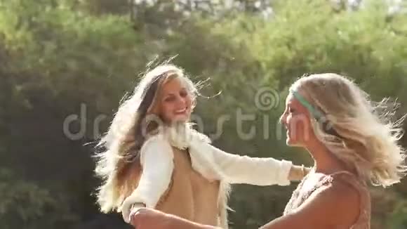 年轻的女人在跳舞笑着旋转视频的预览图