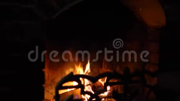家里的壁炉里着火了视频的预览图